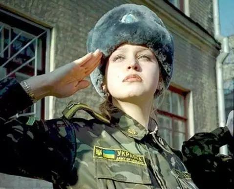 美丽女兵的高潮时刻，英勇与柔美的交响曲，美丽女兵的英勇瞬间，柔美与力量的交响曲