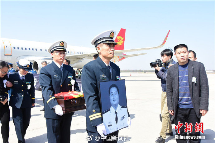 盛建忠旅长机场迎接二位英雄,荣耀的瞬间,历史的见证,盛建忠旅长机场迎接英雄,荣耀瞬间见证历史