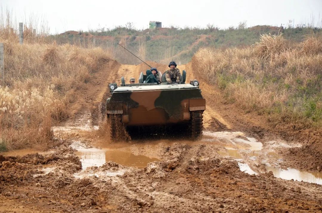 石岗军营中型合成营装甲步兵的艰苦训练与生活,石岗军营装甲步兵中型合成营的艰苦训练与日常生活磨砺