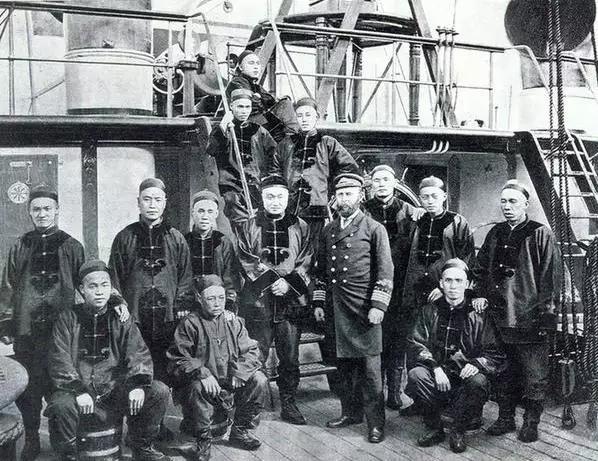 英国航母的吨位,揭示海洋巨人的力量,英国航母吨位揭秘,海洋巨人的磅礴力量