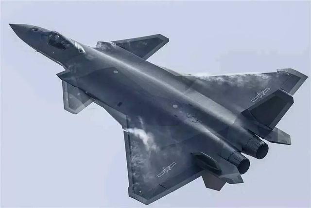 歼-20与F-22，两款五代战机之差异解析，歼-20与F-22五代战机性能差异深度解析