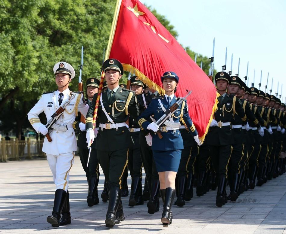 三军仪仗队街头表演，荣耀与风采的展现，三军仪仗队街头表演，荣耀风采的展现