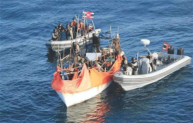 中国海军与海盗的战斗,捍卫海洋和平的坚定决心,中国海军与海盗对决,捍卫海洋和平的坚定意志