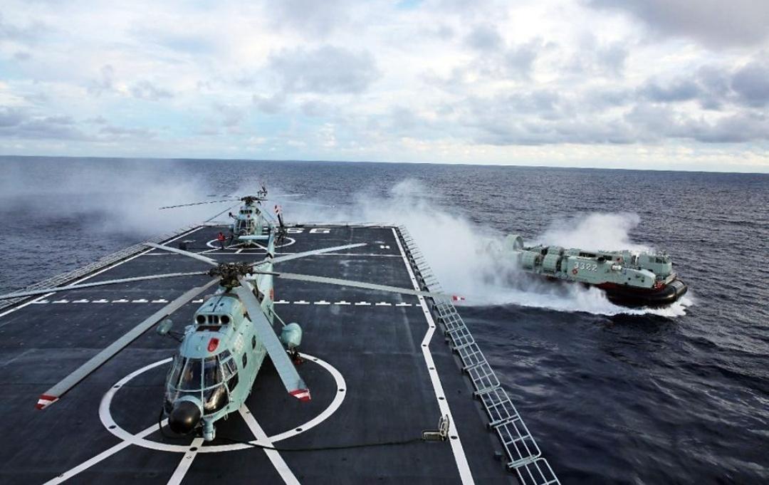 探索先进军事技术,中国726型气垫登陆艇与美国LCAC的比较研究,中国726型气垫登陆艇与美军LCAC,军事技术比较研究与探索