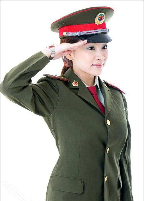 中国女兵最漂亮的照片图片，展现英勇与美丽的独特风采，中国女兵英勇与美丽独特风采的绝美瞬间图片展示