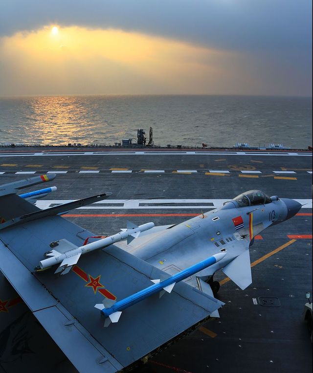 歼-15T与超级大黄蜂，谁更强？航空领域的两大巨擘对比解析，歼-15T与超级大黄蜂，航空巨擘对决，谁主沉浮？