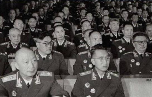 军长和政委的权力大小,军事领导体制中的职责与权力分配,军长和政委的权力与职责,军事领导体制中的分配与角色解析
