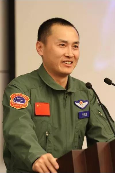 歼-15成功起降辽宁号，中国海军航空兵力量的里程碑，歼-15在辽宁号成功起降，中国海军航空兵力量的重要里程碑