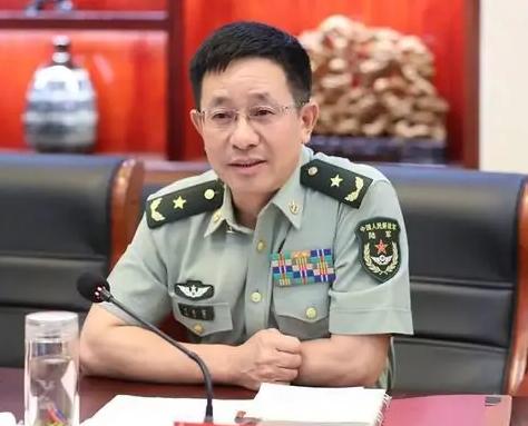 集团军军长和军长谁大的比较与探讨,集团军军长与军长的权责比较,谁更大?