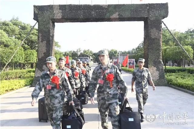 集团军成员携带行李箱的规定与解析,集团军成员行李箱携带规定详解