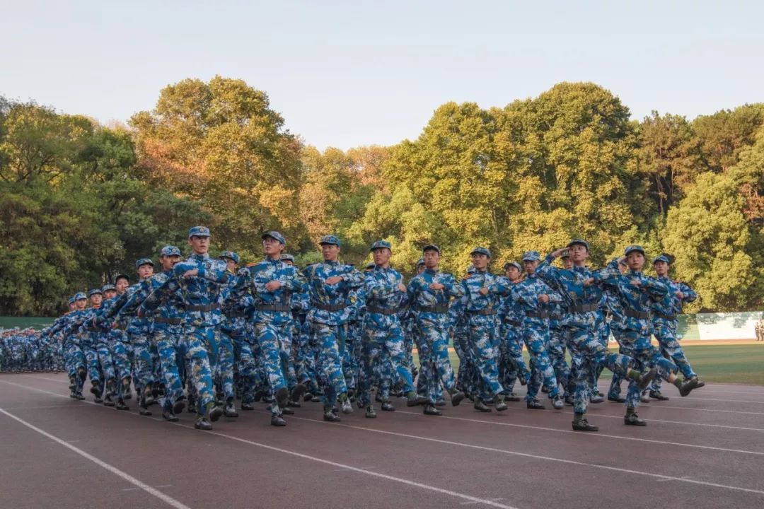 国庆阅兵方阵震撼段视频，展现国家力量与荣耀，「国庆阅兵方阵震撼瞬间，彰显国家力量与荣耀」