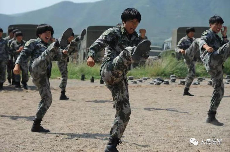 中国女兵训练