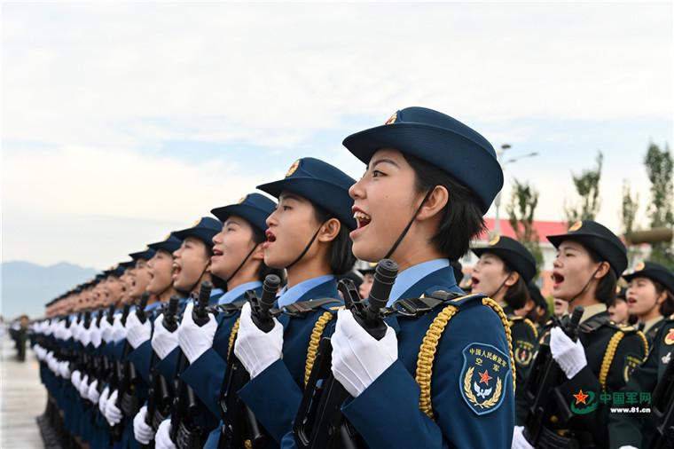 阅兵女兵