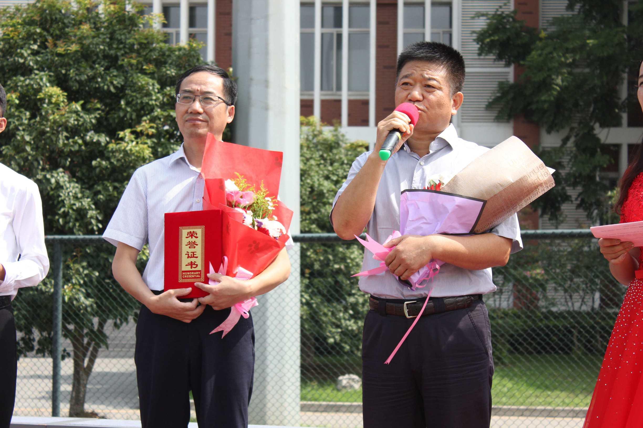 他是好大一棵树,他,一棵高大的树