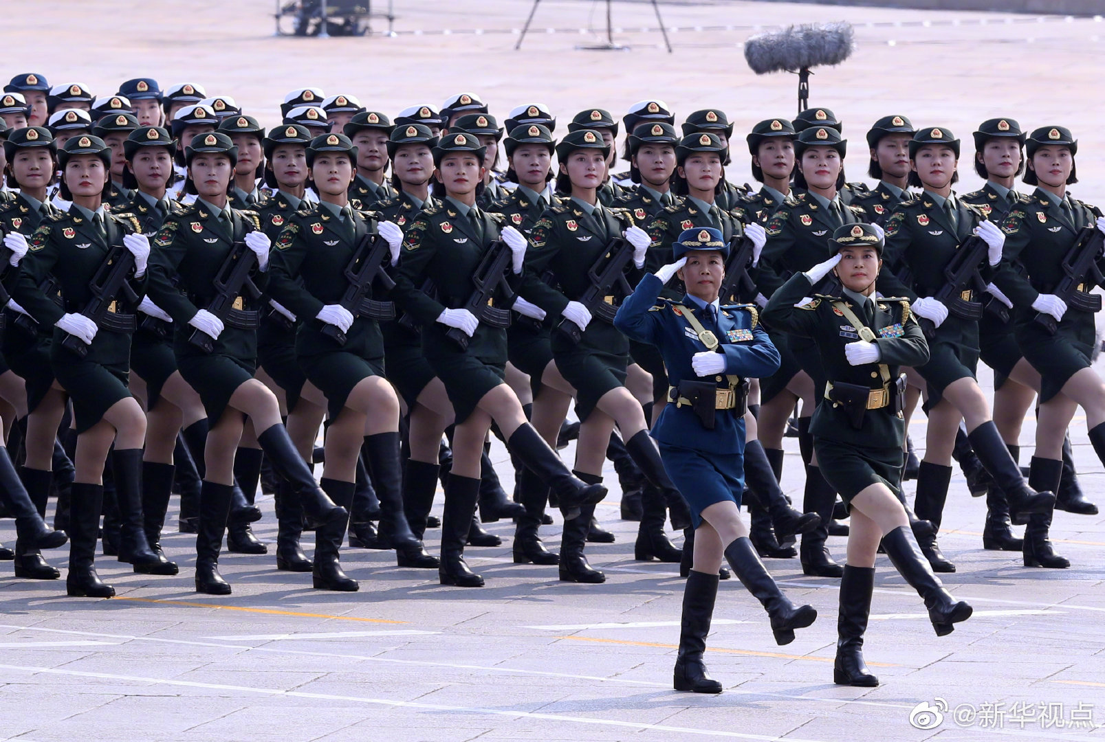 阅兵方阵中的璀璨明珠，女少将的风采，阅兵方阵中的璀璨明珠，女少将的风采展现
