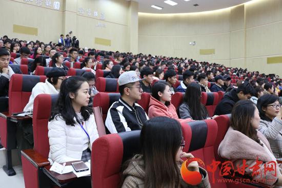 中国讲军事的主持人,传承与引领的力量,中国军事主持人的传承与引领之力