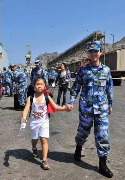 中国海军的坚定立场，用枪指海盗，维护海上安全，中国海军铁腕捍卫海上安全，坚决打击海盗行为