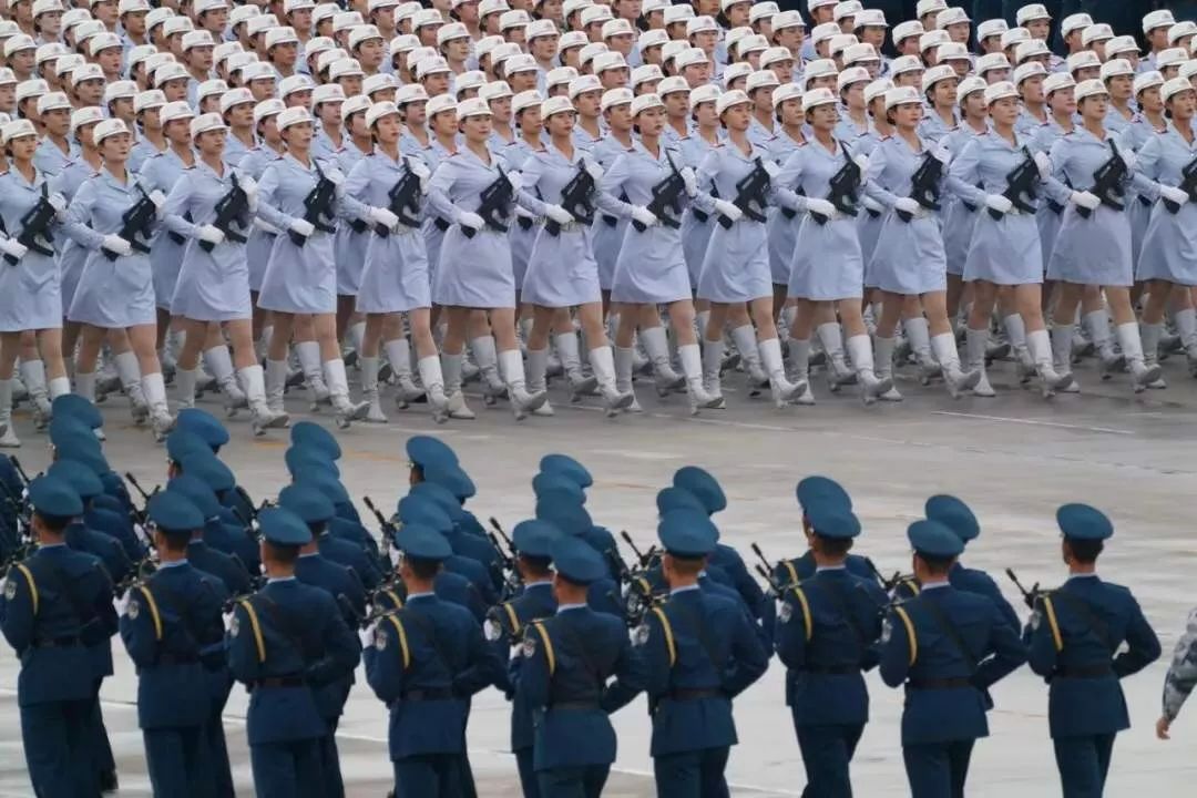 回望辉煌，纪念阅兵七十载的壮丽篇章，七十载壮丽篇章，阅兵回顾辉煌历程