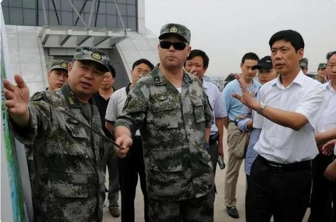 中国人民解放军五十四集团军，荣耀与担当的象征，中国人民解放军五十四集团军，荣耀与担当的战旗飘扬