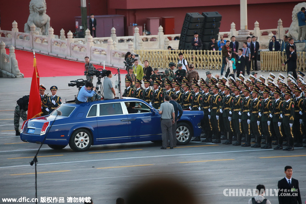 仪仗队阅兵走过天安门广场,荣耀与辉煌的展现,天安门广场上的荣耀与辉煌,仪仗队阅兵盛大走过