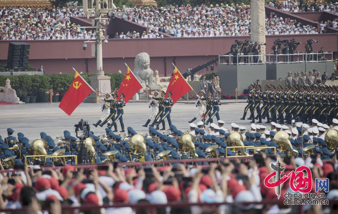 仪仗队阅兵走过天安门广场,荣耀与辉煌的展现,天安门广场上的荣耀与辉煌,仪仗队阅兵盛大走过