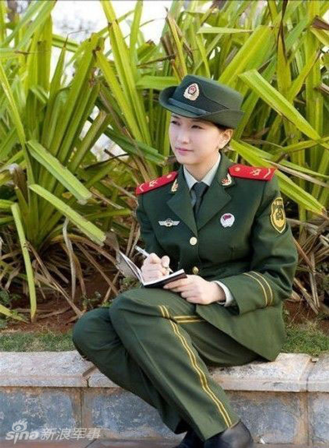 解放军女士兵图片大全，展现巾帼英雄的风采，解放军女士兵风采，巾帼英雄图片大全