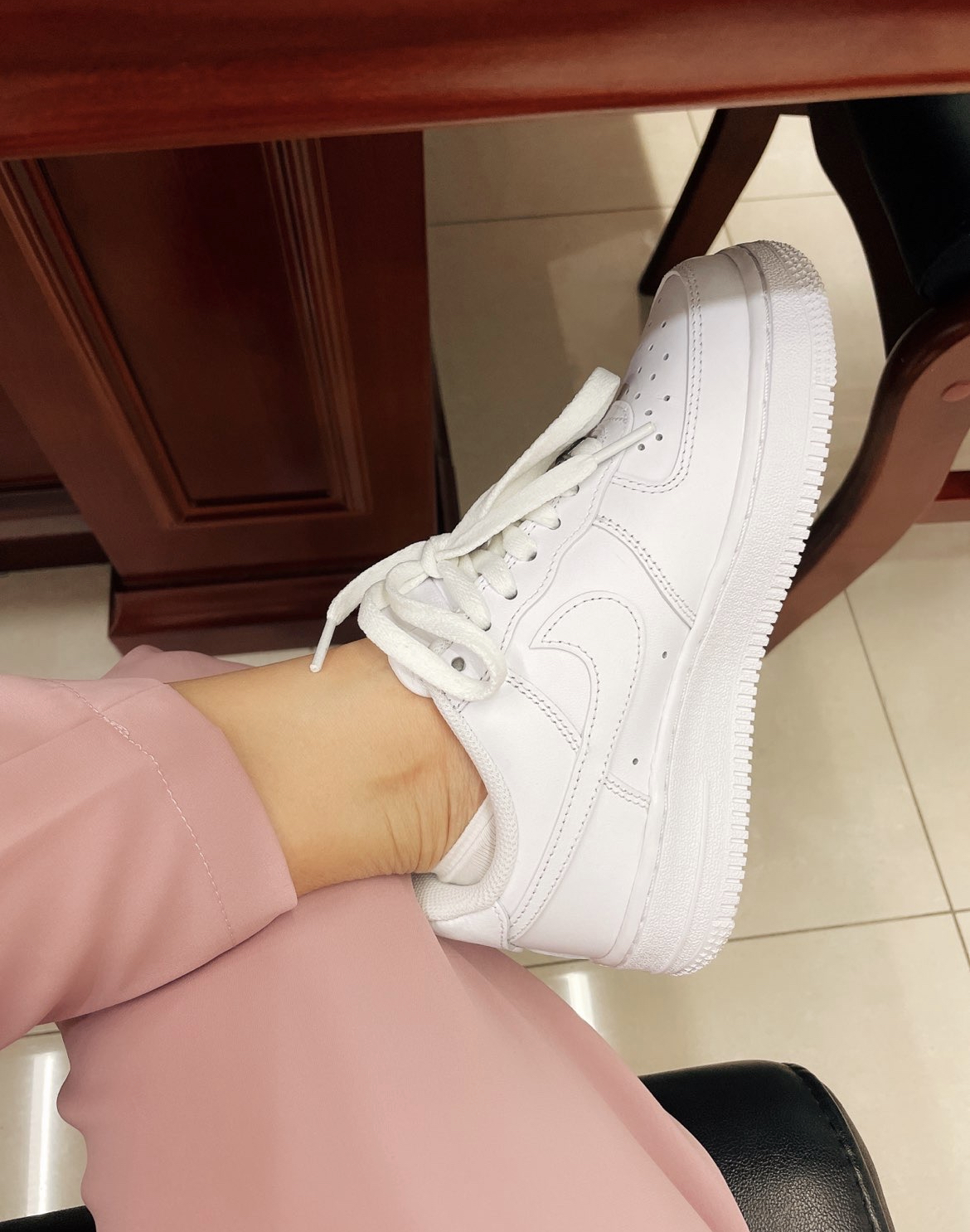 空军一号夏天会捂脚吗?关于运动鞋透气性的探讨,关于运动鞋透气性探讨,空军一号夏天是否会引起捂脚现象?