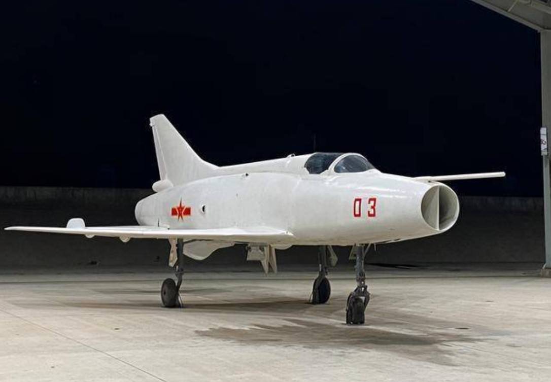 简单飞机歼-12，中国航空工业的杰出代表，中国航空工业的骄傲，歼-12简单飞机亮相展示实力