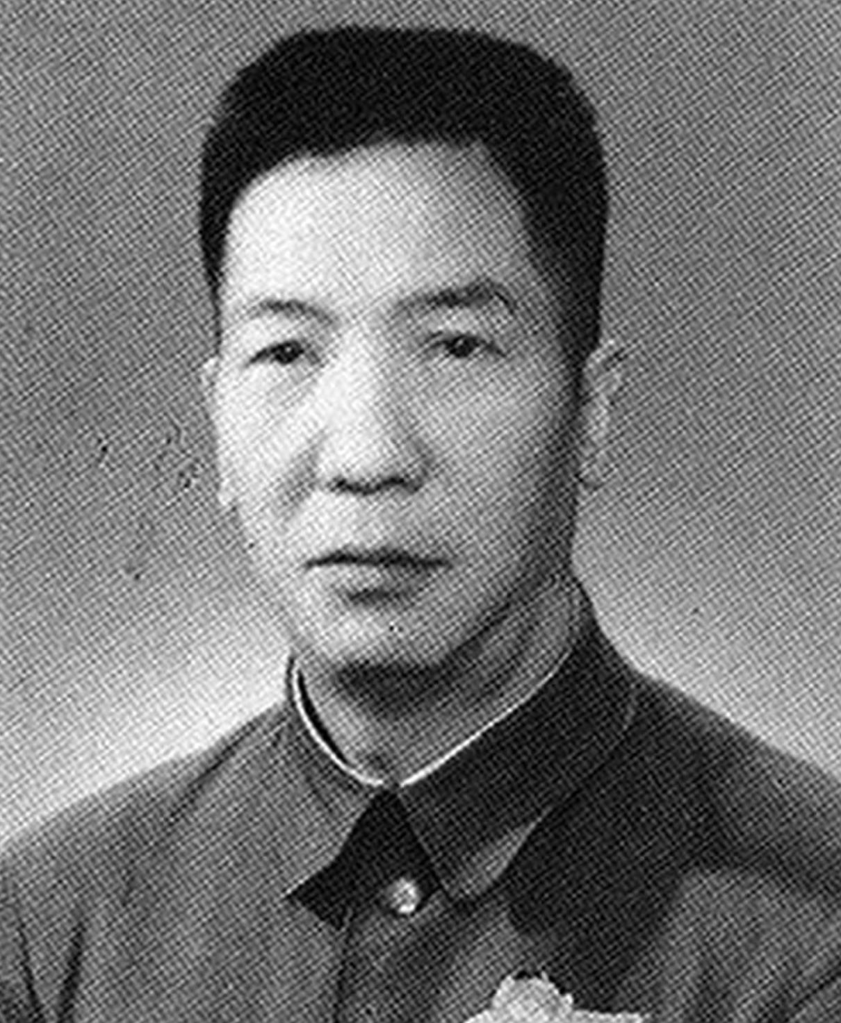 割开伤口取子弹，战争的残酷与生命的坚韧，战争中的生与死，割伤取弹，生命的坚韧与残酷瞬间