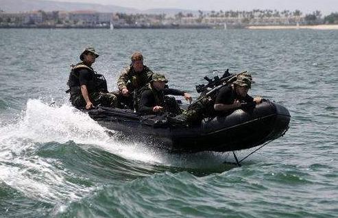 割开伤口取子弹,战争的残酷与生命的坚韧,战争中的生与死,割伤取弹,生命的坚韧与残酷瞬间