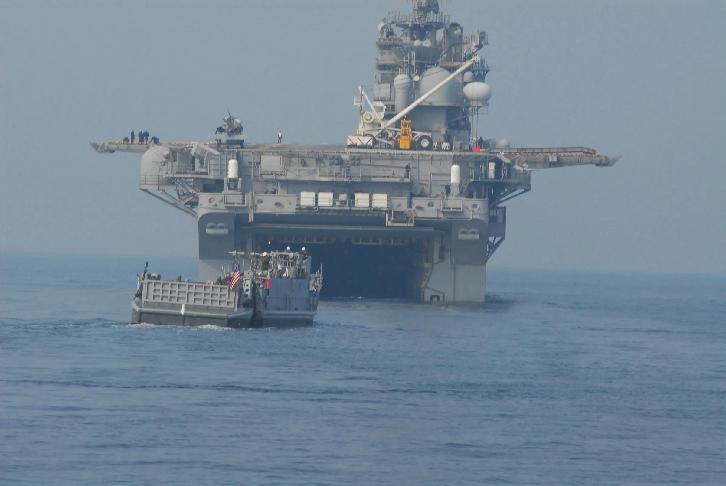 黄蜂级两栖攻击舰编队，强大的海上力量与多维作战能力，黄蜂级两栖攻击舰编队，多维作战的强大海上力量