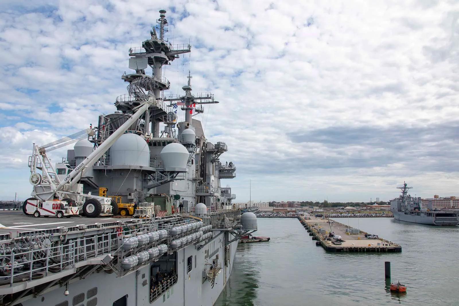 黄蜂级两栖攻击舰编队,强大的海上力量与多维作战能力,黄蜂级两栖攻击舰编队,多维作战的强大海上力量