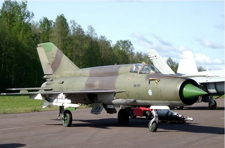 Me262战斗机与米格9战斗机的巅峰对决，Me262战斗机与米格9战斗机的巅峰对决，空中霸主之争