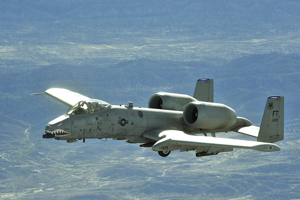 A10攻击机与暴君的对决,空中力量的较量,A10攻击机与暴君的空中对决,空中力量大比拼