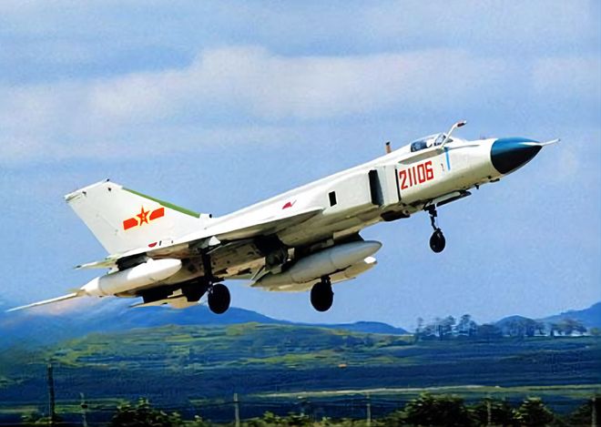 歼八带导弹,中国空中力量的锐利之剑,歼八带导弹,中国空中力量的剑锋所向